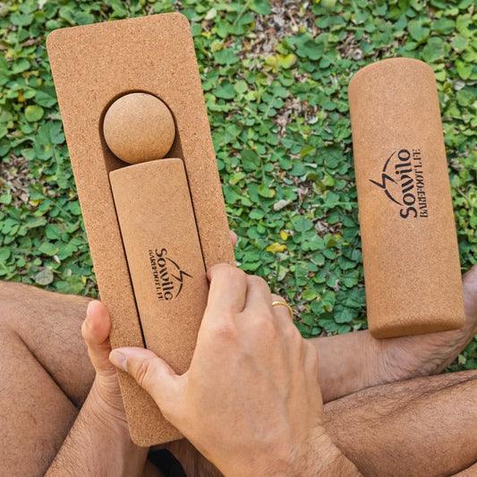 BalanceRoller y pelota de corcho en su estuche ergonómico para transporte y salud del pie.