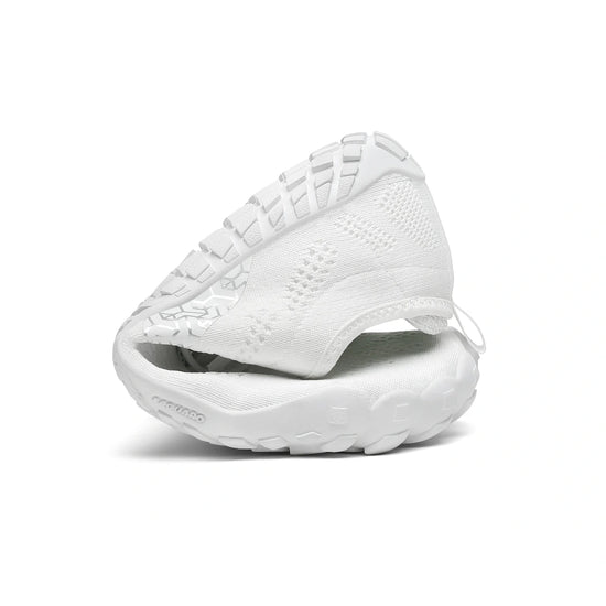 Saguaro Smart I blancas dobladas mostrando flexibilidad barefoot.