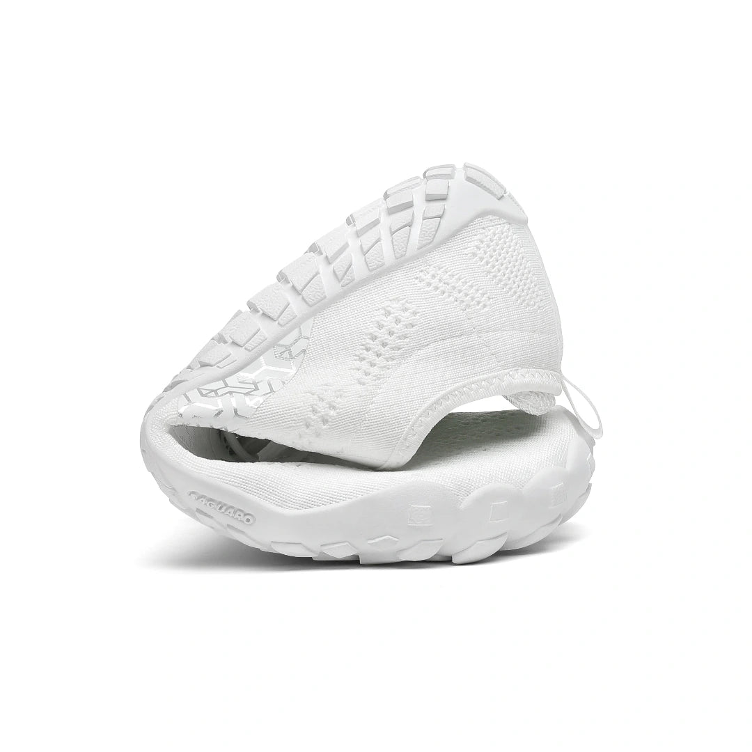 Saguaro Smart I blancas dobladas mostrando flexibilidad barefoot.