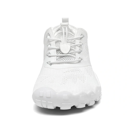 Zapatillas blancas vista frontal con puntera ancha barefoot.