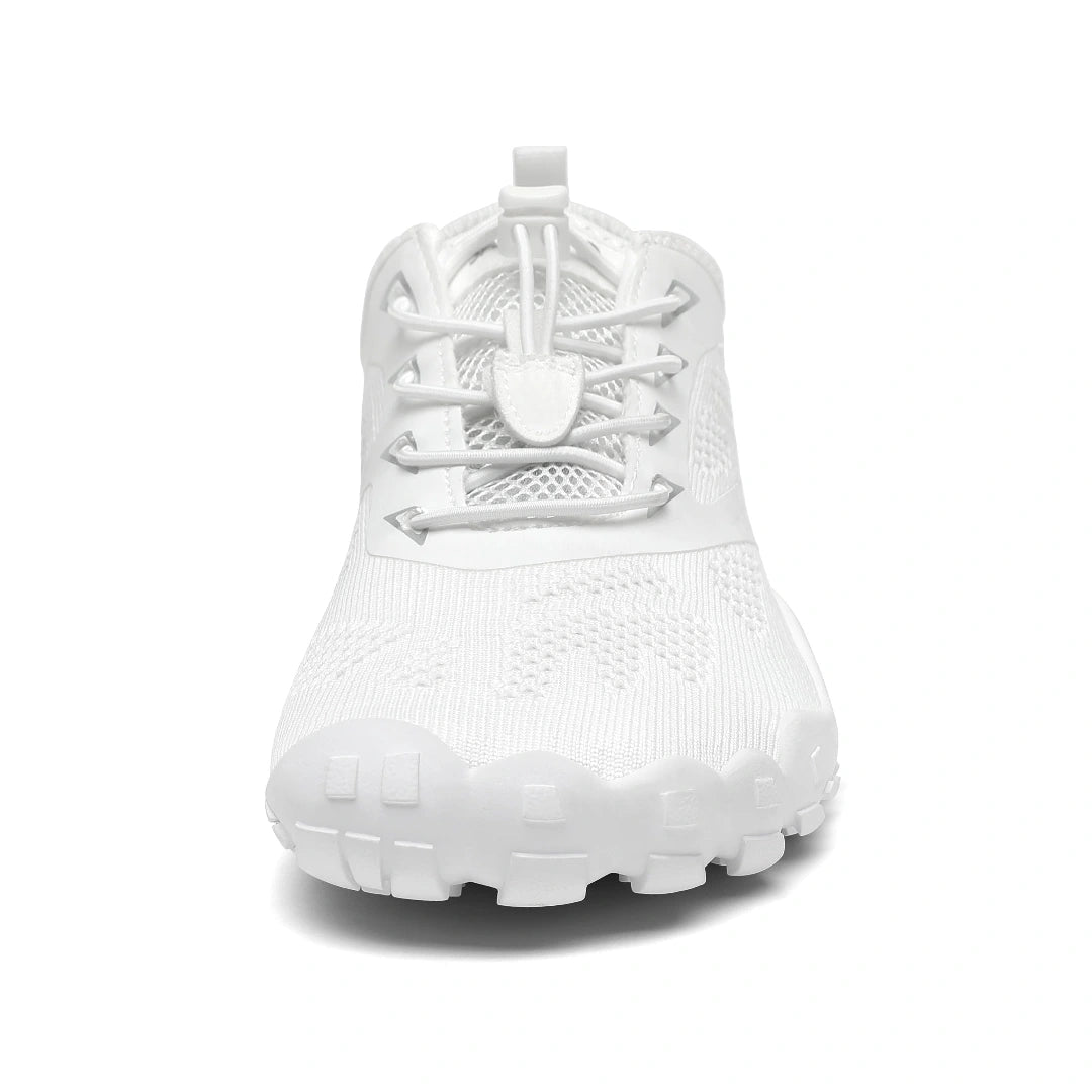 Zapatillas blancas vista frontal con puntera ancha barefoot.