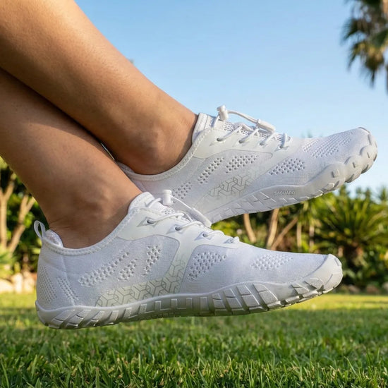 Persona usando Saguaro Smart I blancas en exterior mostrando ligereza.