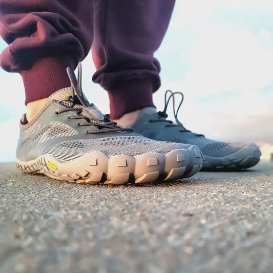 Persona usando Saguaro Smart I grises mostrando pisada natural en exterior.