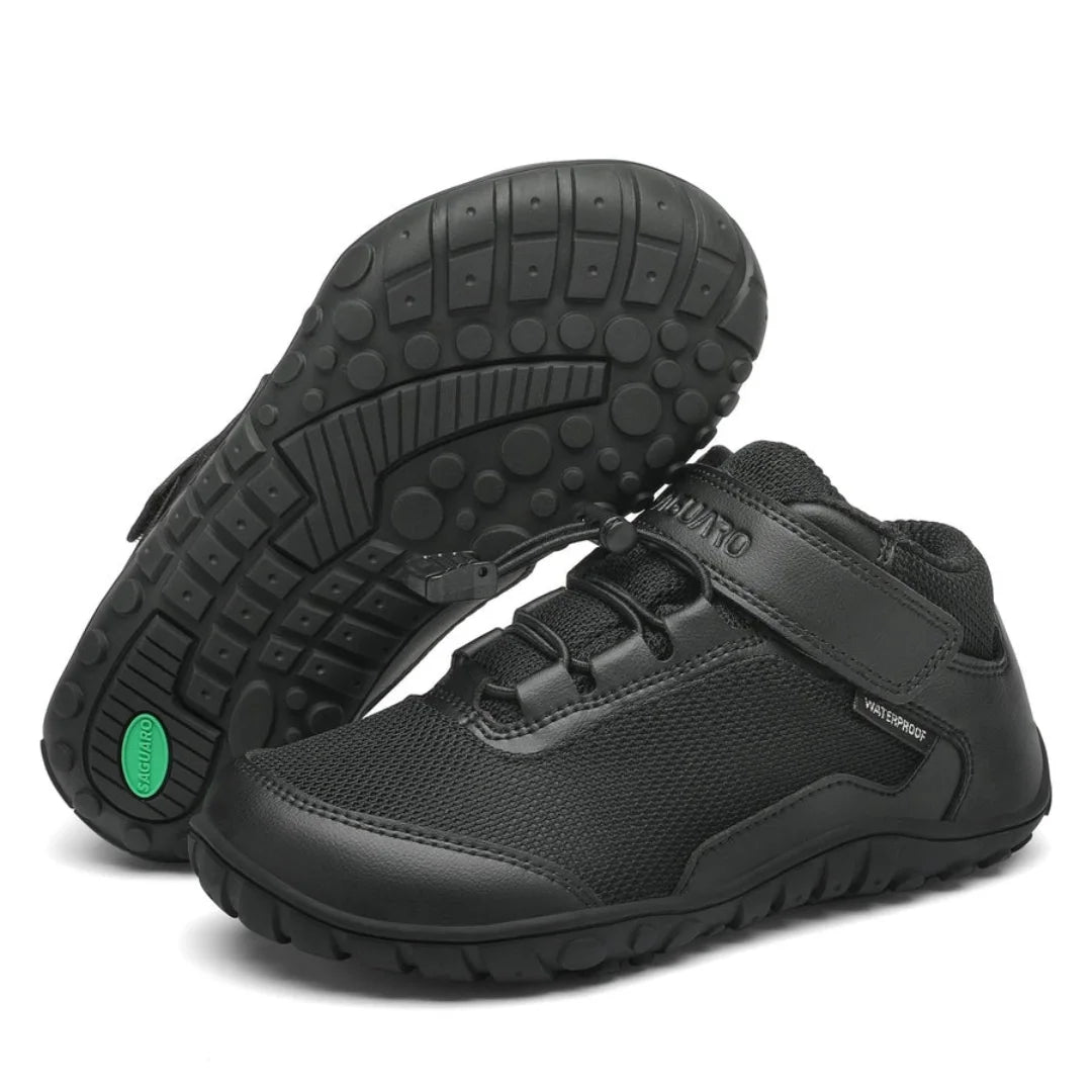 Suela antideslizante de botas de montaña para niños Saguaro, máxima tracción en barro y superficies mojadas.