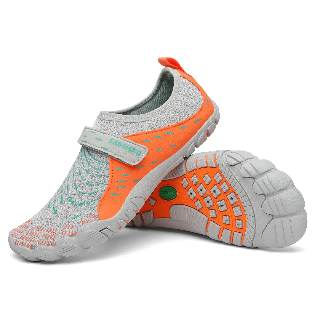 Suela con orificios de drenaje y parches de goma naranja para tracción.