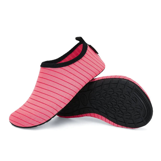 Suela de caucho negra con patrón de agarre para superficies mojadas.