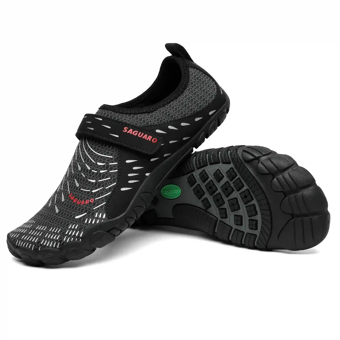 Suela negra con orificios de drenaje y agarre para superficies mojadas.