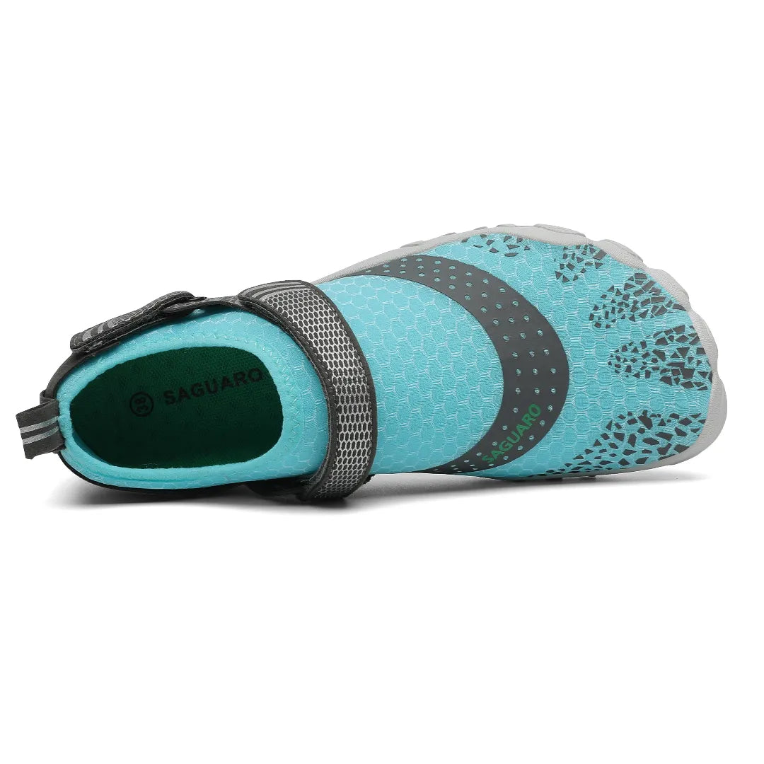 Vista superior zapatilla de agua celeste con cierre de velcro ajustable.