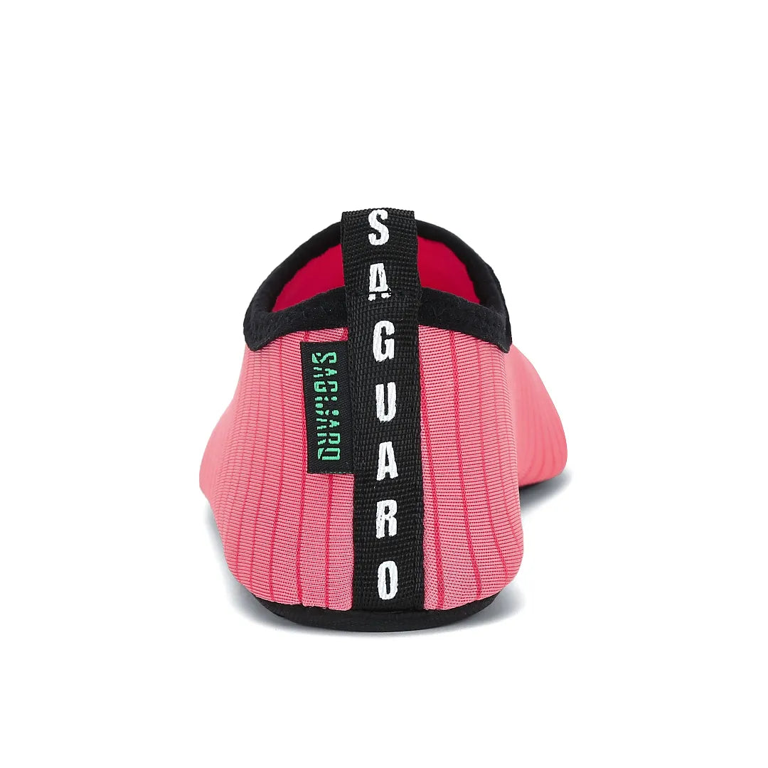 Vista trasera con tirador y logo Saguaro en zapatilla de agua rosa.
