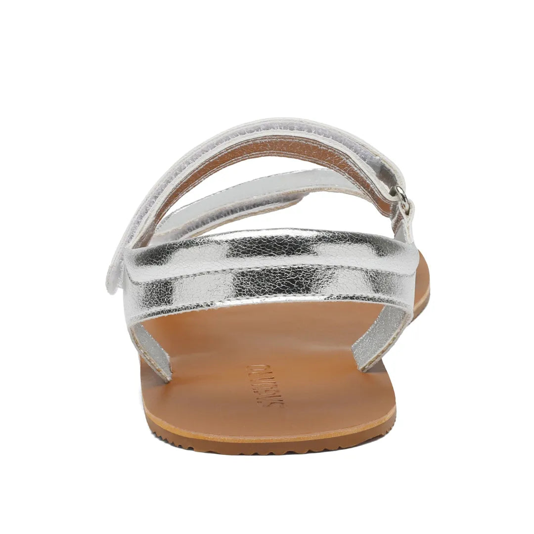 Vista posterior del sistema de cierre por velcro en el talón de la sandalia Saguaro Glow I.