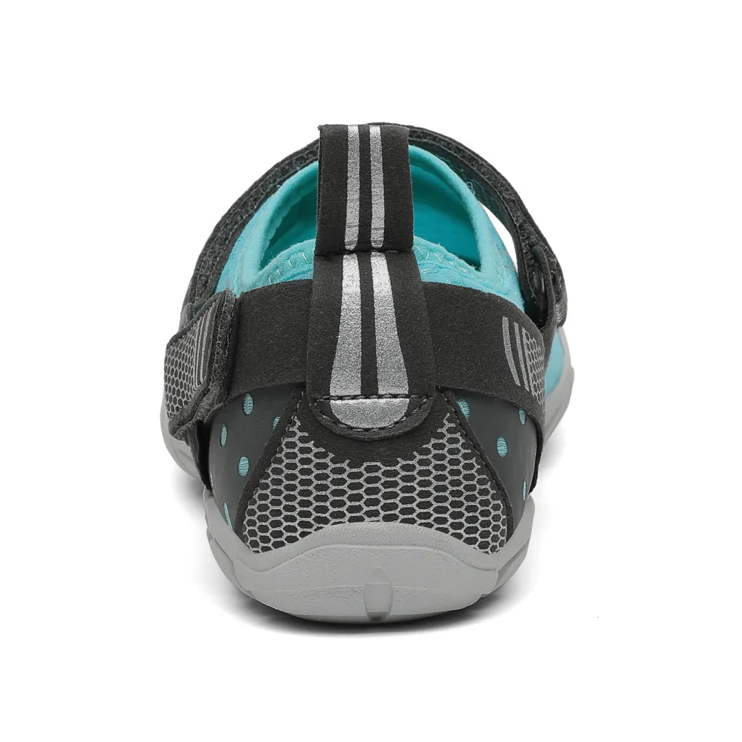 Vista trasera zapatilla agua celeste con cinta reflectante y tirador.