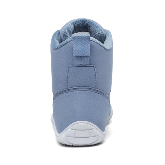 Vista posterior de la bota azul mostrando diseño plano y tirador.