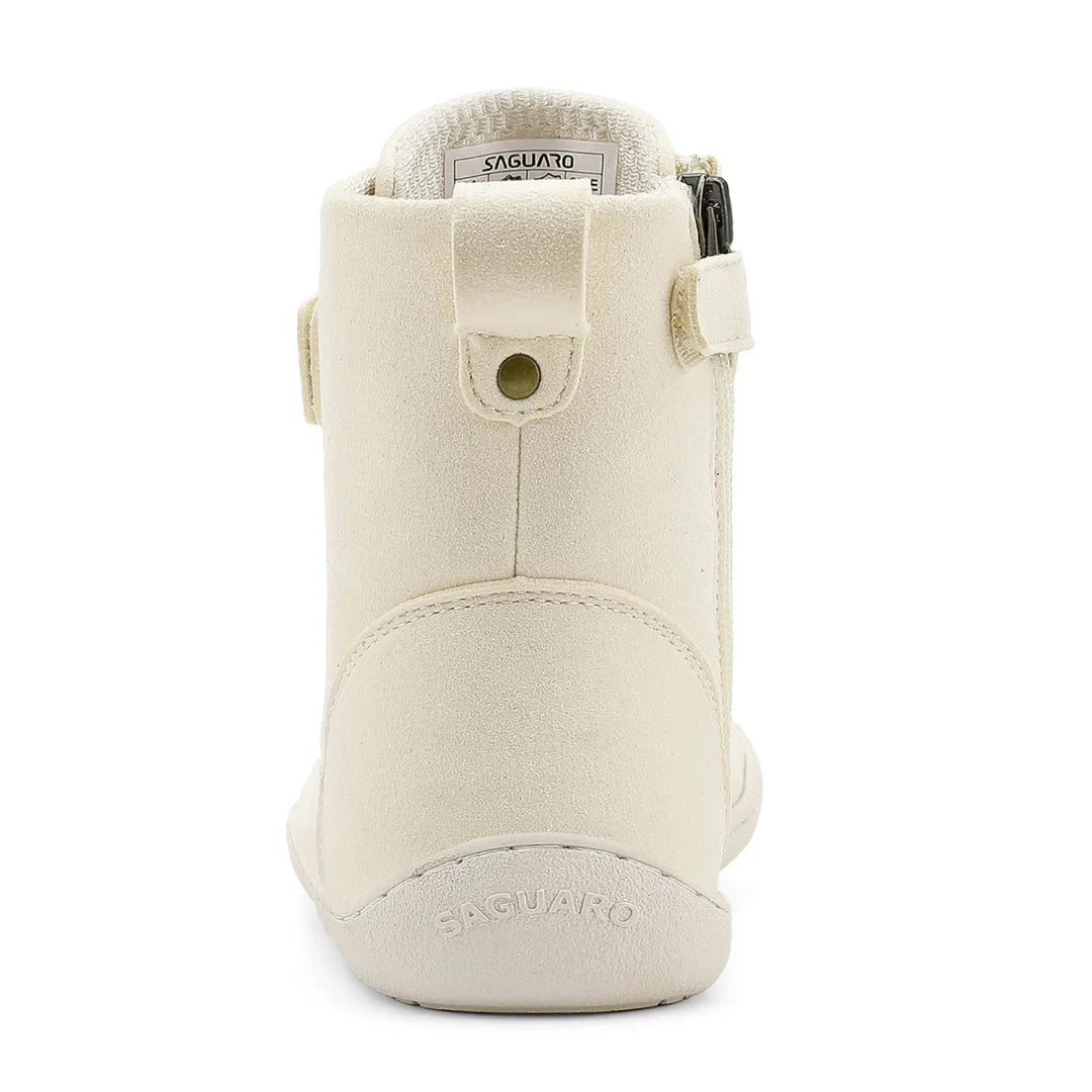 Vista posterior de la bota beige mostrando el diseño sin desnivel de talón.