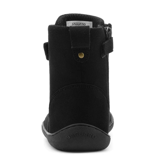 Vista posterior de la bota negra mostrando el diseño sin desnivel de talón.