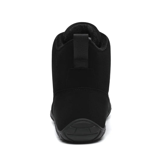 Vista posterior de la bota negra mostrando el diseño sin desnivel.