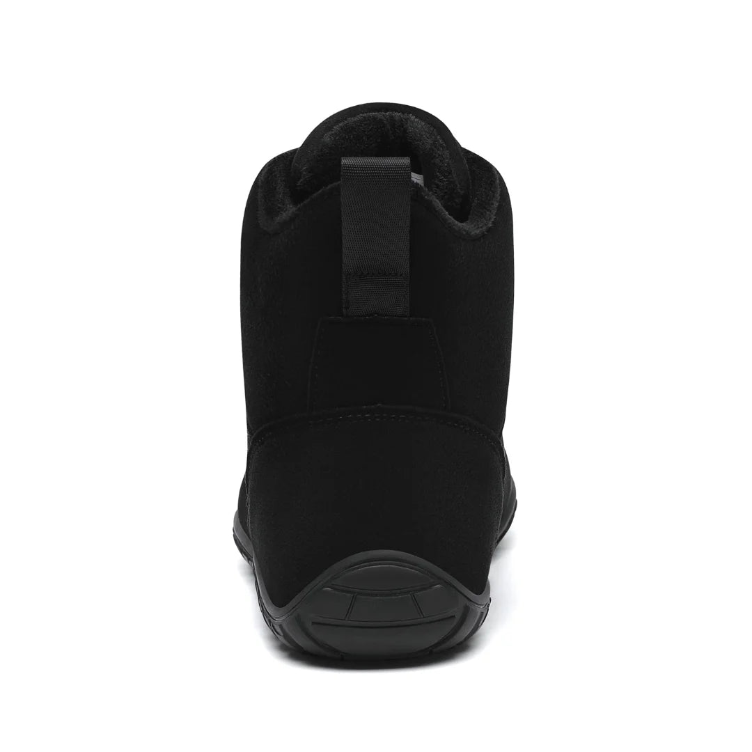 Vista posterior de la bota negra mostrando el diseño sin desnivel.