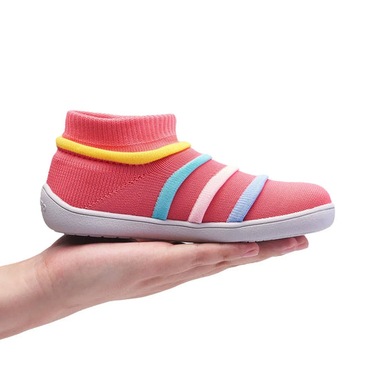 Detalle del material tejido elástico y transpirable color rosa.