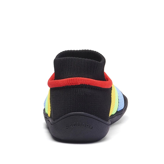 Vista trasera zapatilla negra con ajuste tipo calcetín ergonómico.