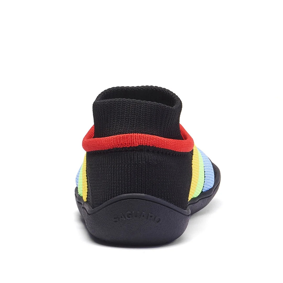 Vista trasera zapatilla negra con ajuste tipo calcetín ergonómico.