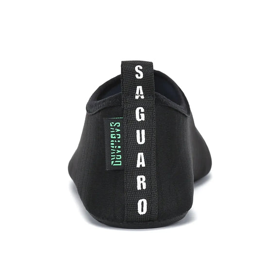 Vista trasera zapatilla de agua negra con logo Saguaro y tirador.