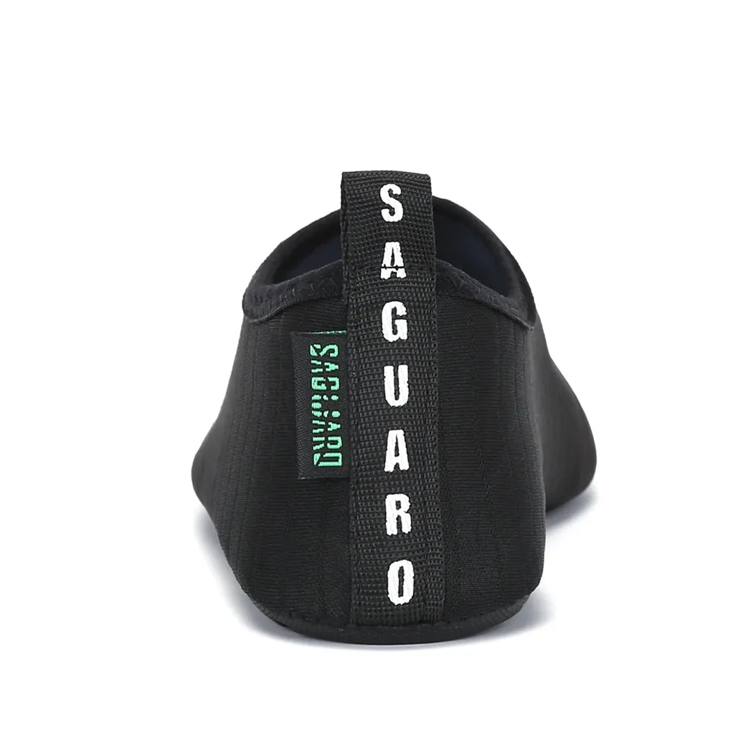 Vista trasera zapatilla de agua negra con logo Saguaro y tirador.