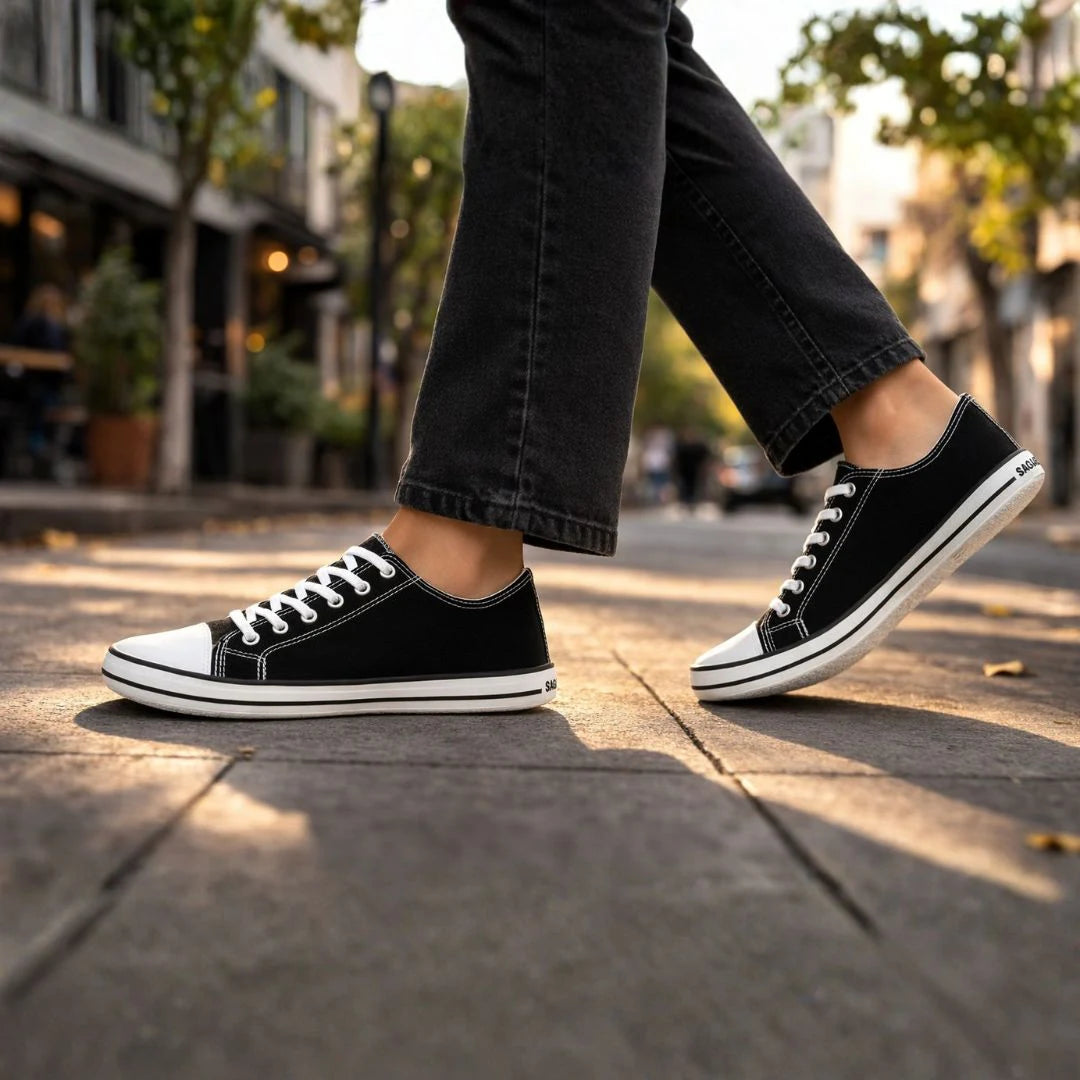 Hombre utilizando calzado barefoot Roam II caña baja en un parque