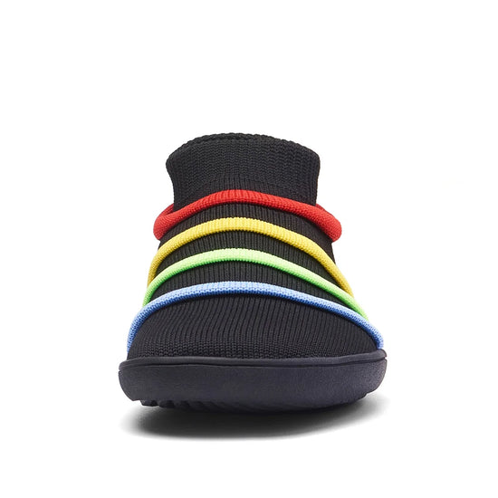 Vista frontal zapatilla negra, amplia caja de dedos para niños.