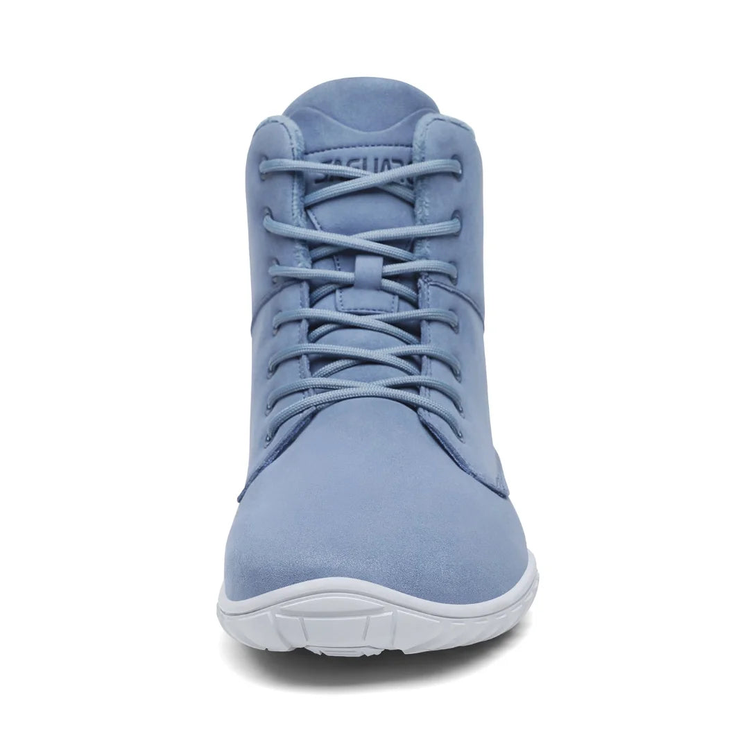 Detalle frontal de la bota azul con sistema de cordones de montaña.