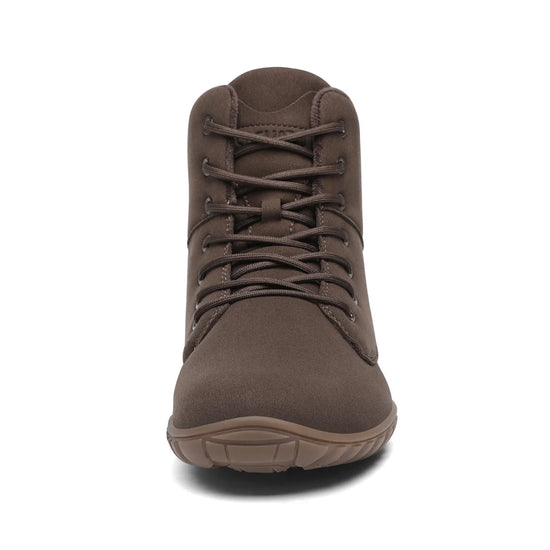 Detalle frontal de la bota café con sistema de cordones de montaña.