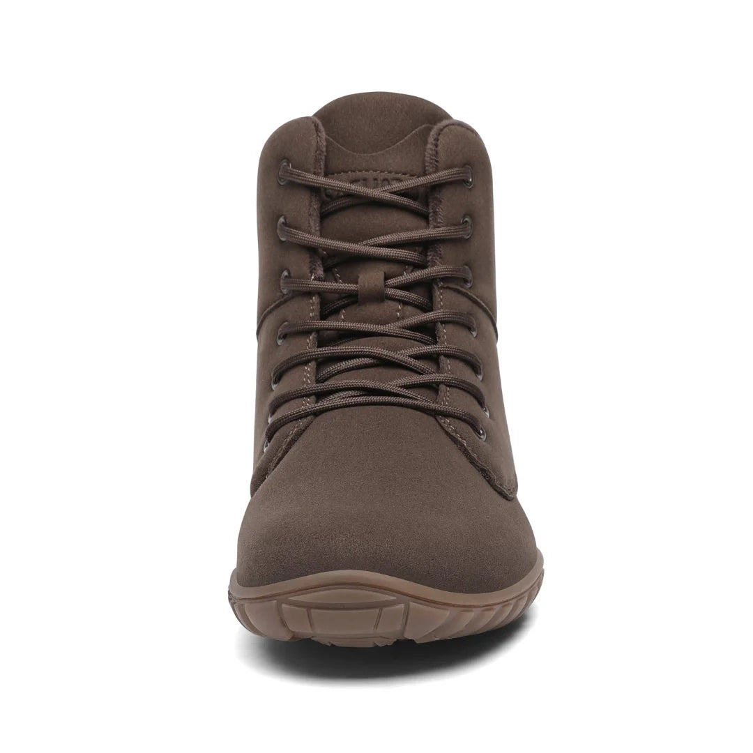 Detalle frontal de la bota café con sistema de cordones de montaña.