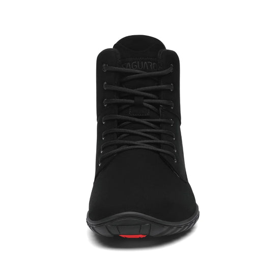 Detalle frontal de la bota negra con cordones y lengüeta acolchada.