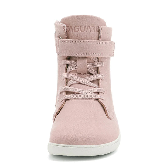 Detalle frontal de la bota rosa con cordones elásticos y cierre superior de velcro.