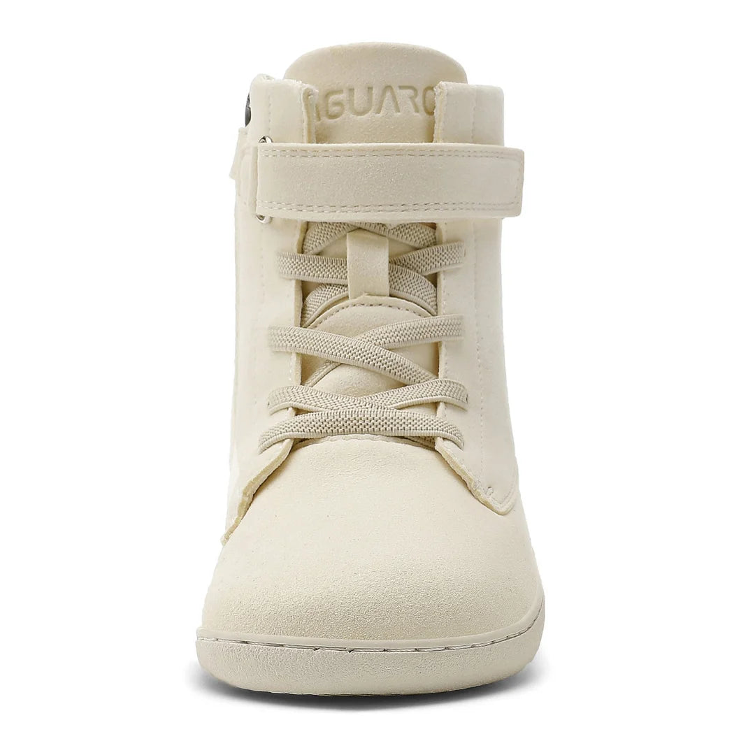 Detalle frontal de la bota con cordones elásticos beige