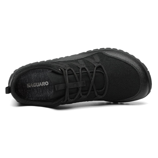 Empeine y sistema de cordones de zapatilla outdoor negra.
