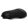 Empeine y sistema de cordones de zapatilla outdoor negra.