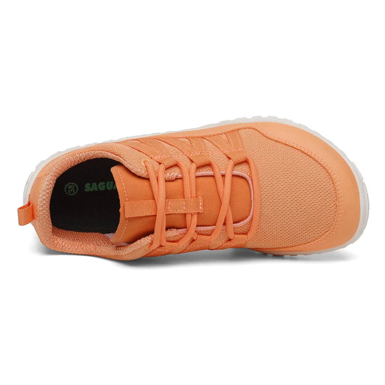 Empeine y forma anatómica de zapatilla outdoor naranja.