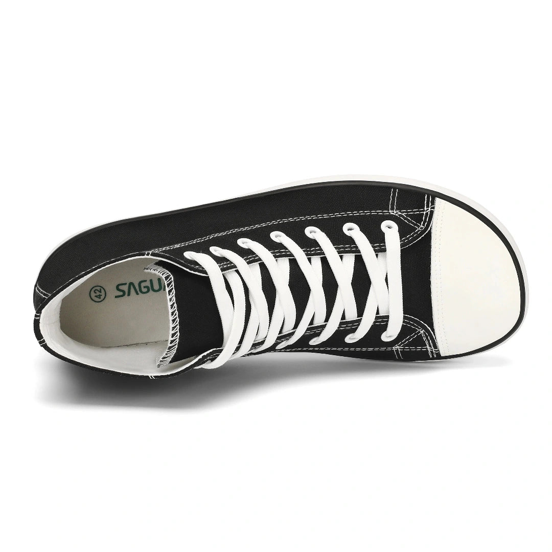 Interior zapatilla lona negra mostrando horma anatómica espaciosa.