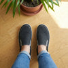 POV pies usando zapatillas slip-on negras Saguaro Relax V.