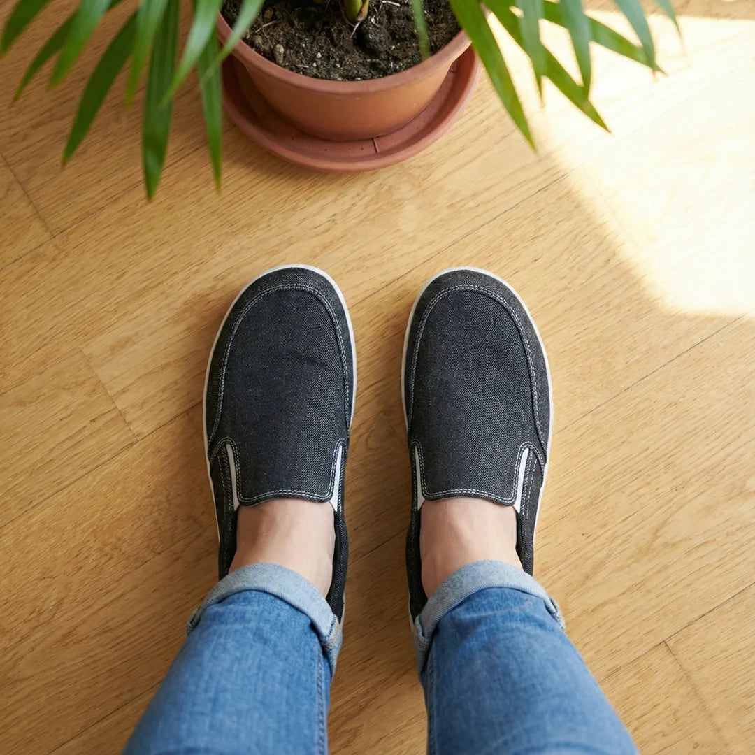 POV pies usando zapatillas slip-on negras Saguaro Relax V.