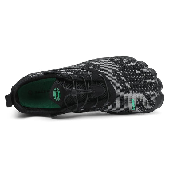 Interior acolchado verde y sistema de ajuste en zapatilla negra.