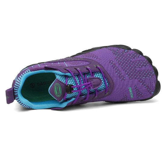 Interior acolchado turquesa y sistema de ajuste en zapatilla púrpura.