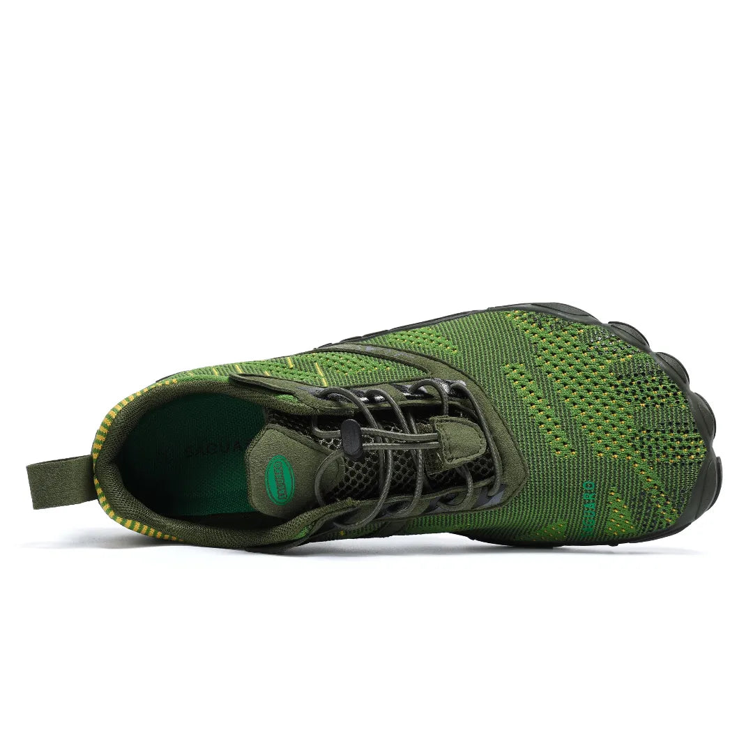 Interior acolchado verde y sistema de ajuste en zapatilla verde.