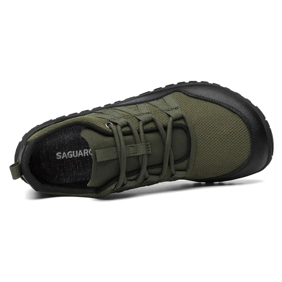 Empeine y puntera ancha de zapatilla outdoor verde.