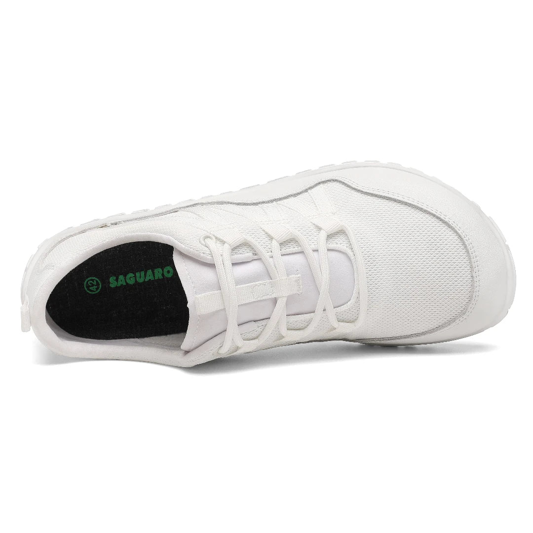Empeine de malla técnica blanca en zapatilla outdoor.