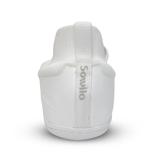 Zapatilla Sowilo Kenaz blanca vista trasera mostrando talón reforzado.