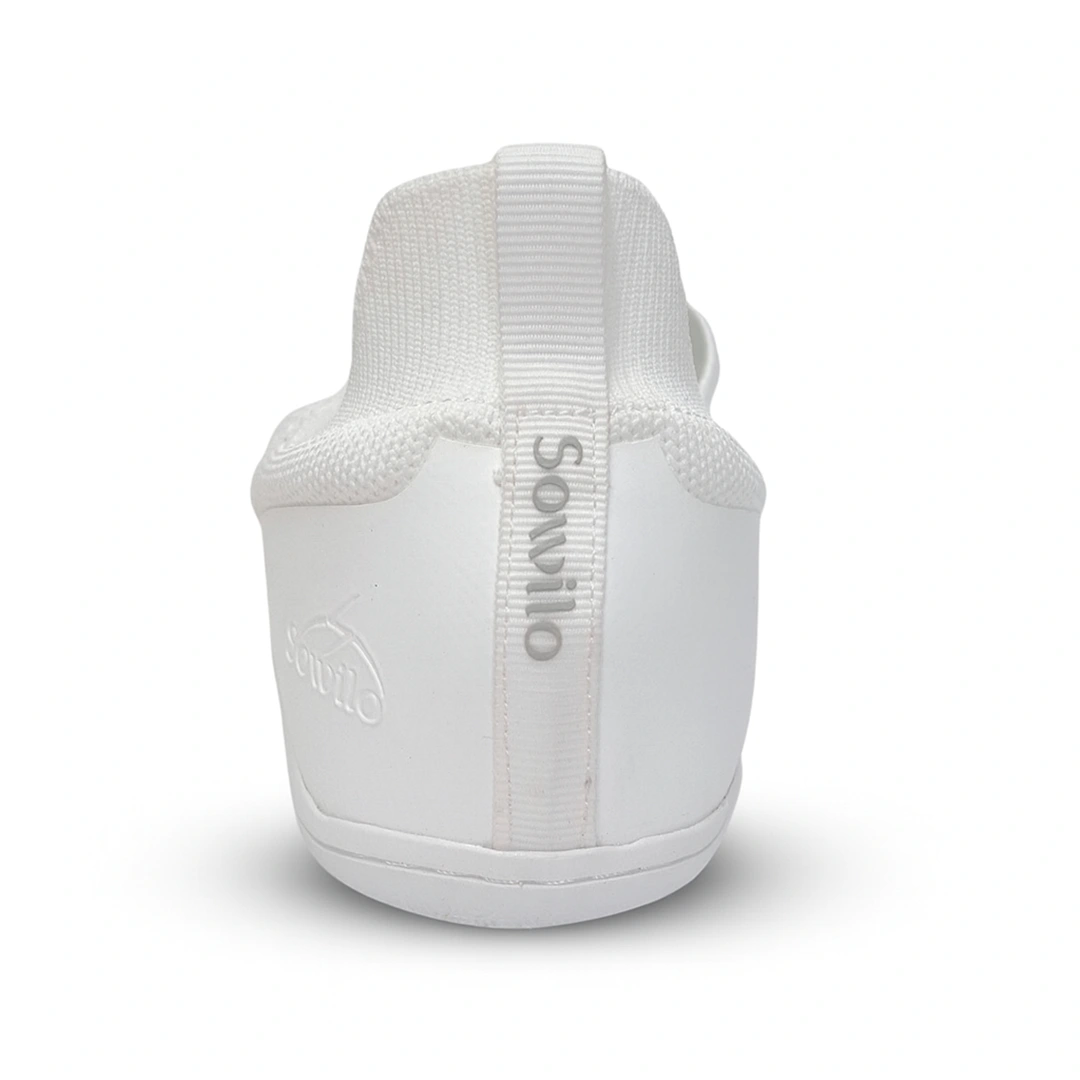 Zapatilla Sowilo Kenaz blanca vista trasera mostrando talón reforzado.