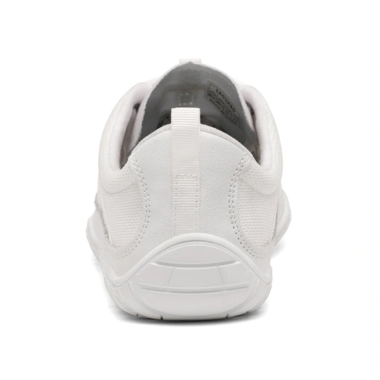 Talón zapatilla minimalista outdoor blanca, diseño limpio.