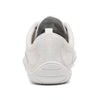 Talón zapatilla minimalista outdoor blanca, diseño limpio.