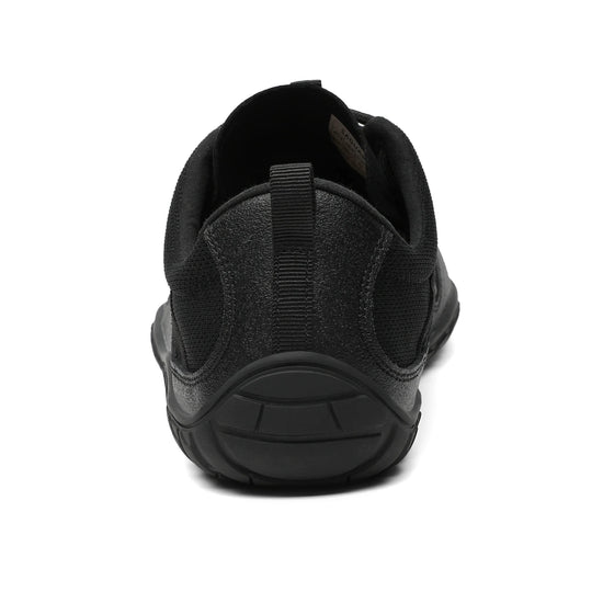 Vista posterior zapatilla minimalista outdoor negra.