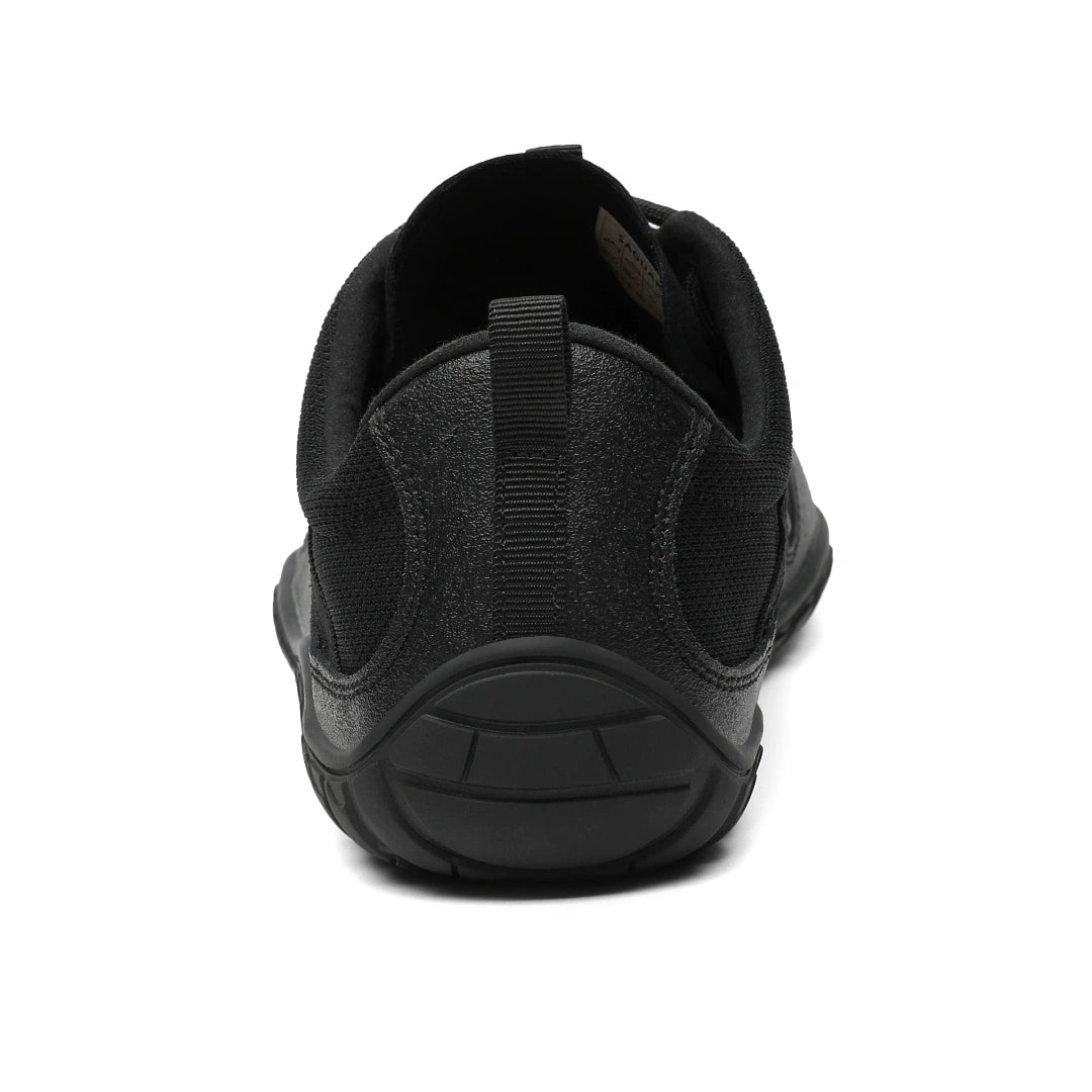 Vista posterior zapatilla minimalista outdoor negra.